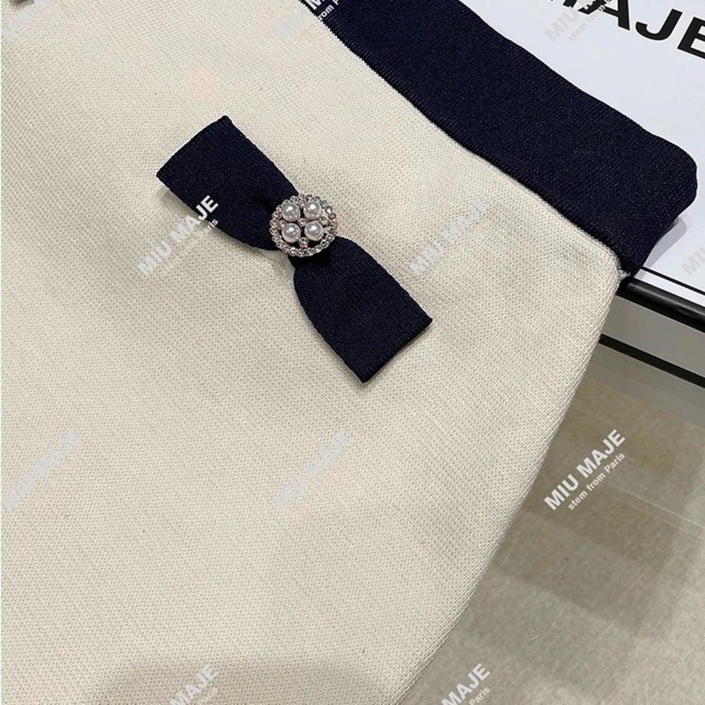 Cream & navy 2 piece suit. Excellent condition - Picture 4 of 9